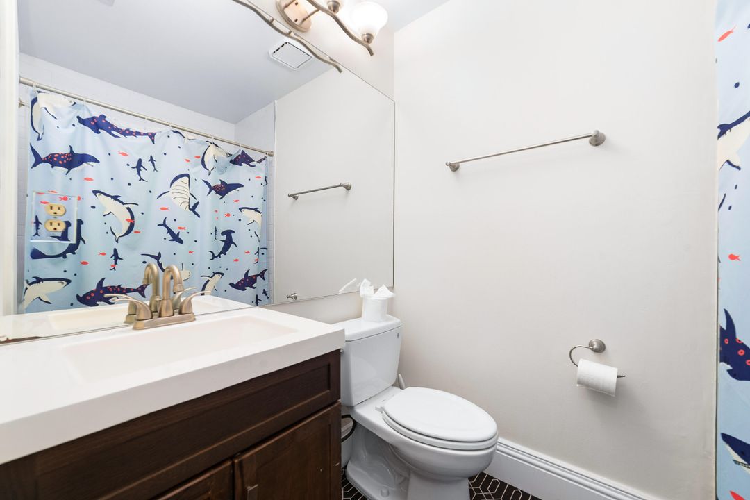 合同活跃: $830,000 (4 贝兹, 2 浴室, 2482 平方英尺)