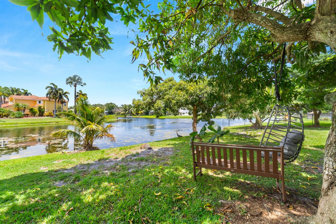 合同活跃: $830,000 (4 贝兹, 2 浴室, 2482 平方英尺)