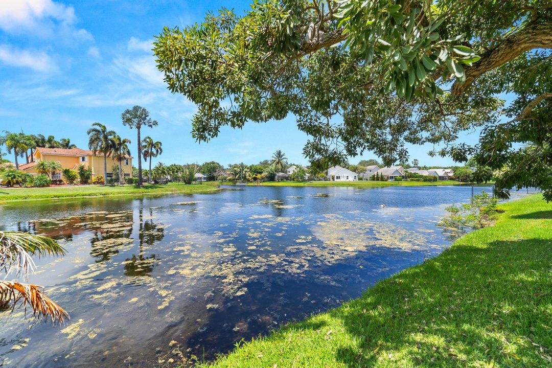 合同活跃: $830,000 (4 贝兹, 2 浴室, 2482 平方英尺)