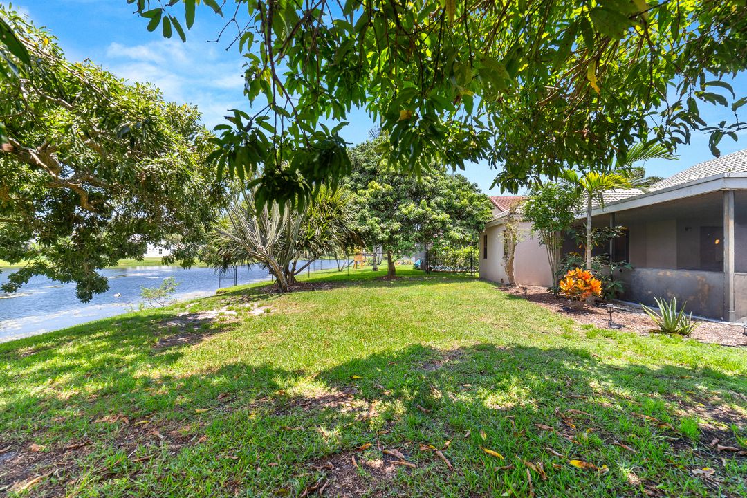 合同活跃: $830,000 (4 贝兹, 2 浴室, 2482 平方英尺)