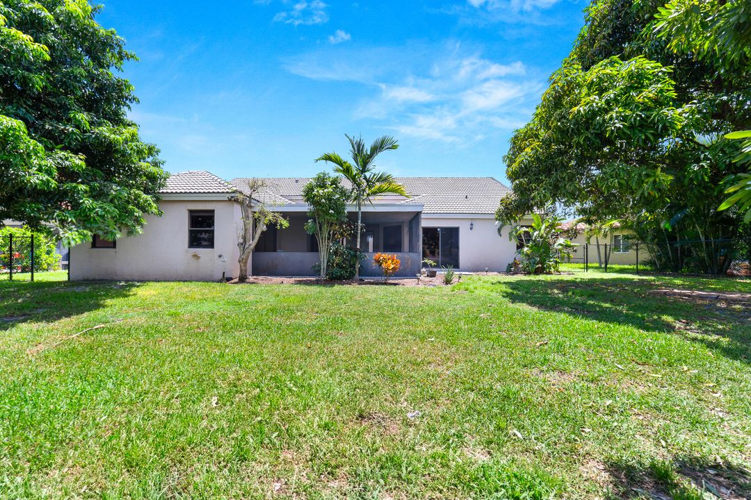 合同活跃: $830,000 (4 贝兹, 2 浴室, 2482 平方英尺)