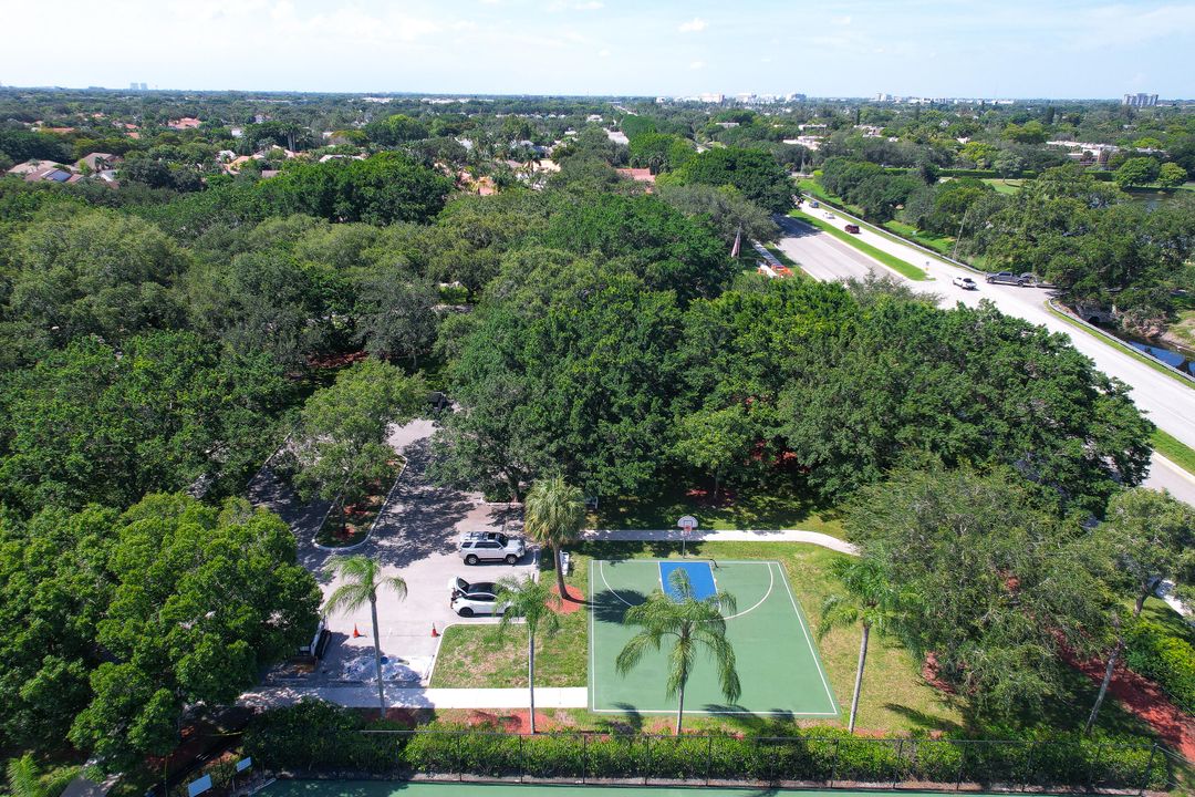 合同活跃: $830,000 (4 贝兹, 2 浴室, 2482 平方英尺)