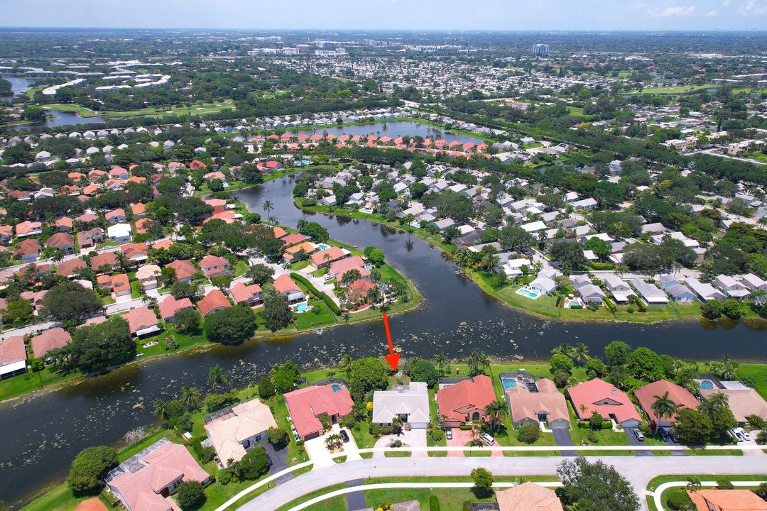 合同活跃: $830,000 (4 贝兹, 2 浴室, 2482 平方英尺)