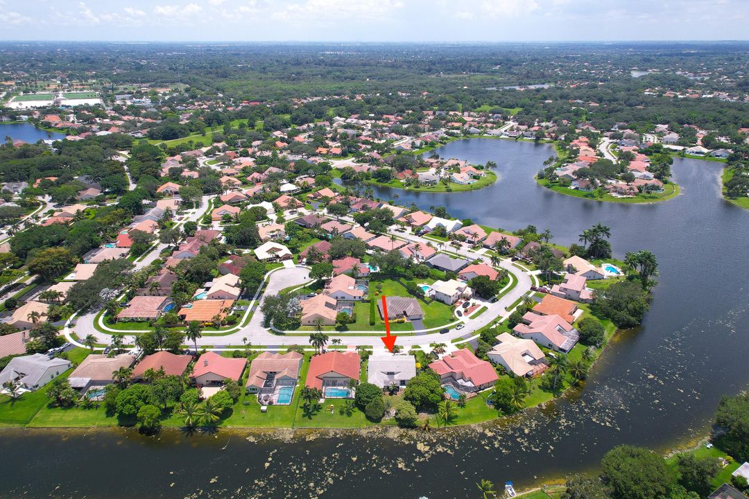 合同活跃: $830,000 (4 贝兹, 2 浴室, 2482 平方英尺)