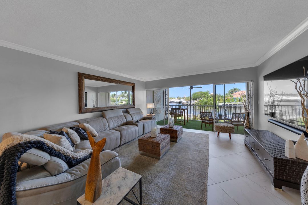 合同活跃: $2,800 (2 贝兹, 2 浴室, 1218 平方英尺)