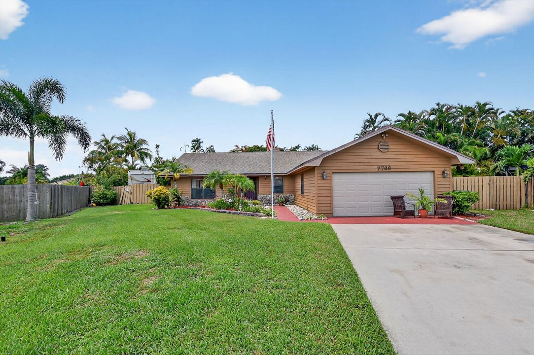 合同活跃: $550,000 (3 贝兹, 2 浴室, 2107 平方英尺)