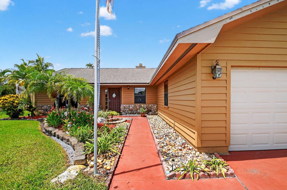 合同活跃: $550,000 (3 贝兹, 2 浴室, 2107 平方英尺)