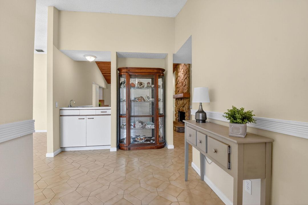 合同活跃: $550,000 (3 贝兹, 2 浴室, 2107 平方英尺)