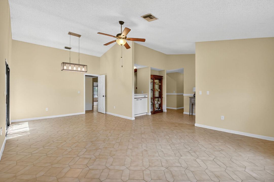 合同活跃: $550,000 (3 贝兹, 2 浴室, 2107 平方英尺)