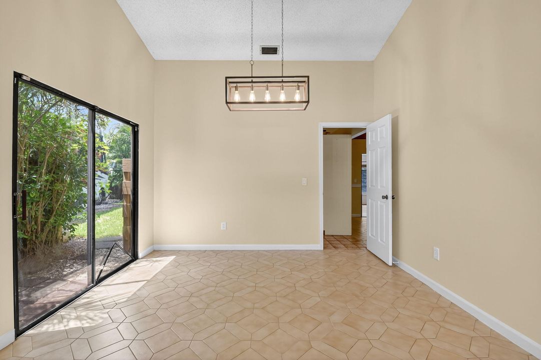 合同活跃: $550,000 (3 贝兹, 2 浴室, 2107 平方英尺)