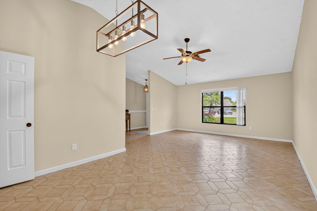 合同活跃: $550,000 (3 贝兹, 2 浴室, 2107 平方英尺)