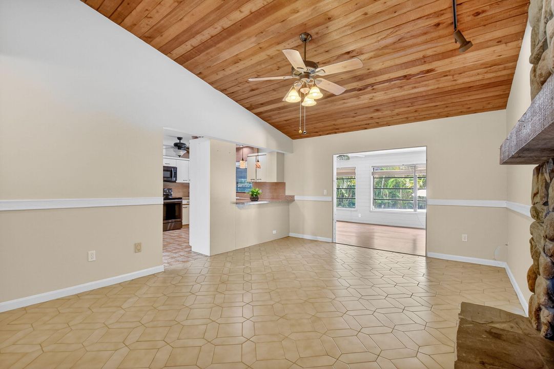 合同活跃: $550,000 (3 贝兹, 2 浴室, 2107 平方英尺)