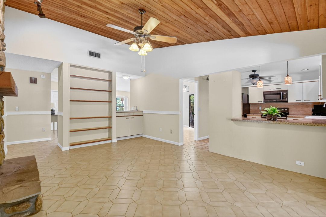 合同活跃: $550,000 (3 贝兹, 2 浴室, 2107 平方英尺)