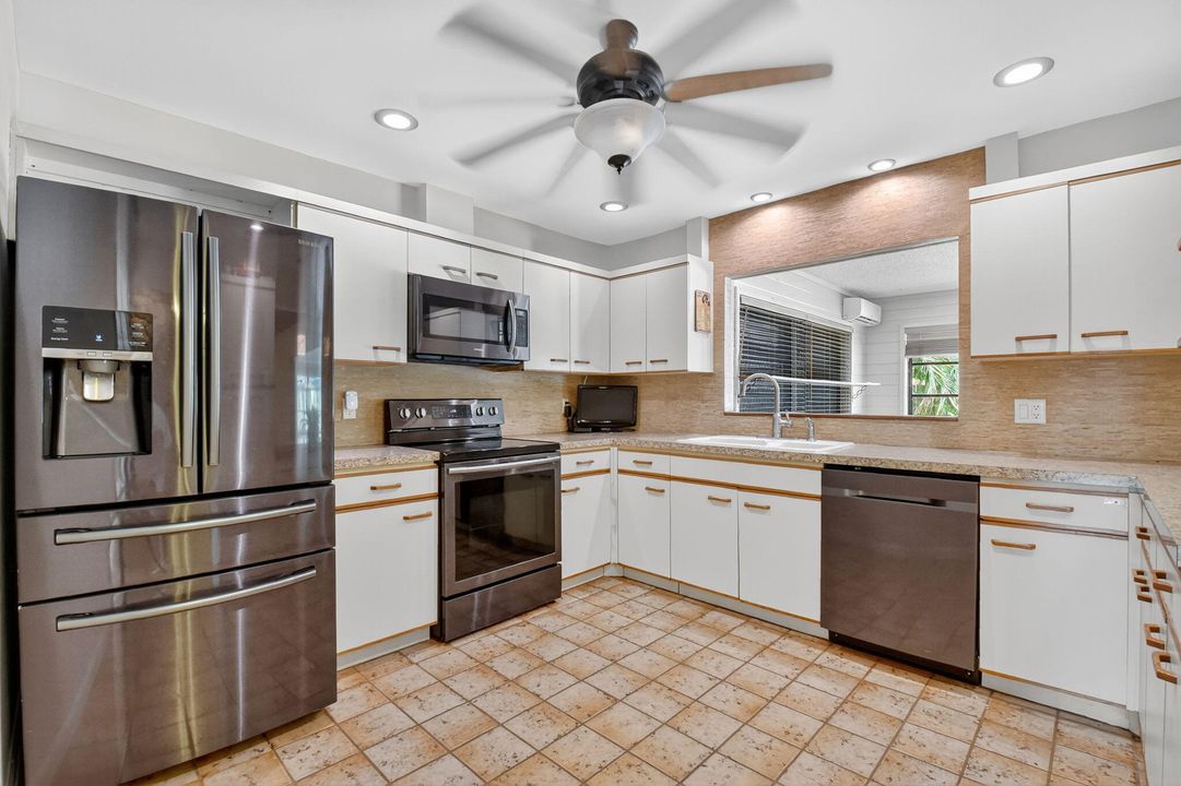 合同活跃: $550,000 (3 贝兹, 2 浴室, 2107 平方英尺)