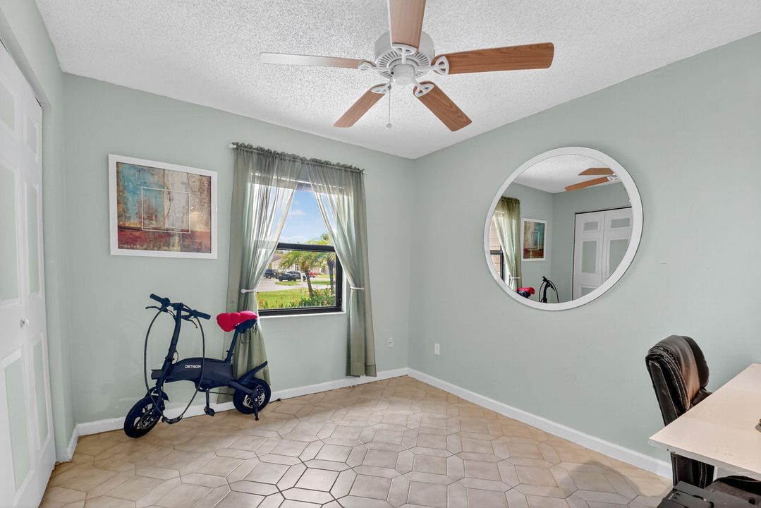 合同活跃: $550,000 (3 贝兹, 2 浴室, 2107 平方英尺)