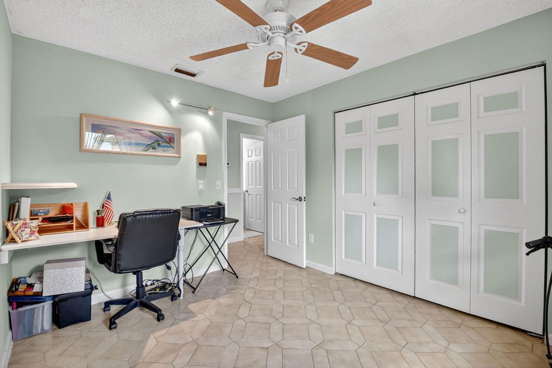 合同活跃: $550,000 (3 贝兹, 2 浴室, 2107 平方英尺)