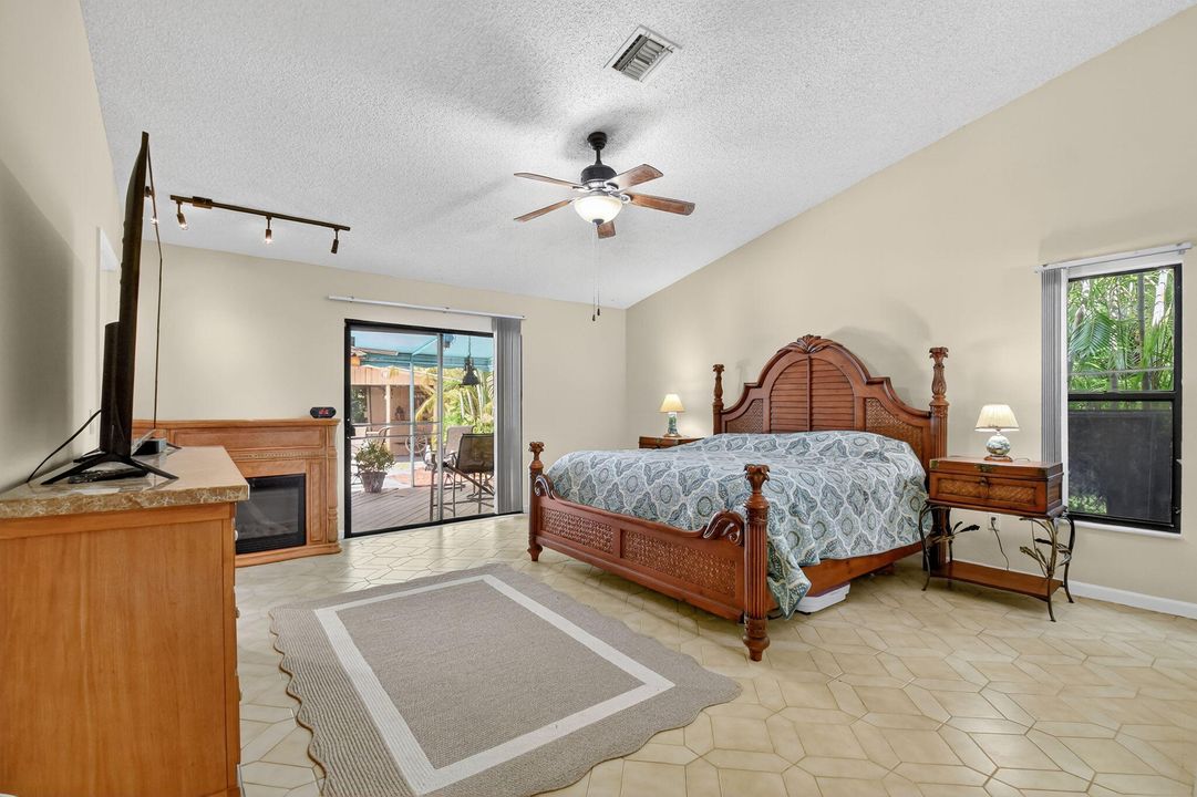 合同活跃: $550,000 (3 贝兹, 2 浴室, 2107 平方英尺)