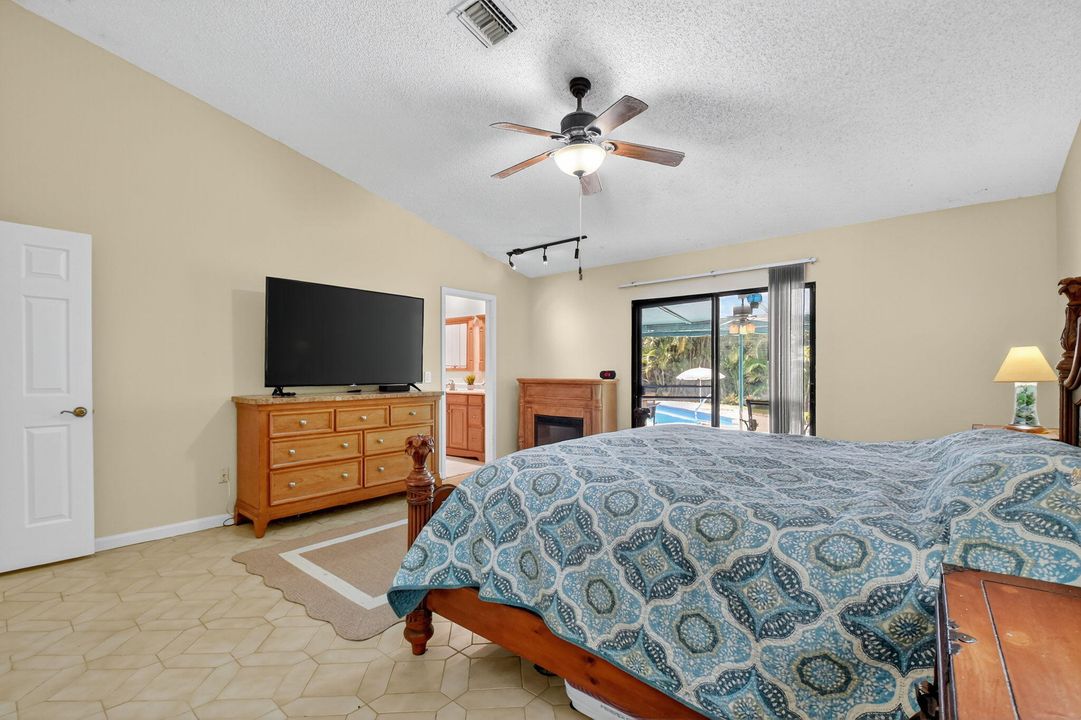 合同活跃: $550,000 (3 贝兹, 2 浴室, 2107 平方英尺)