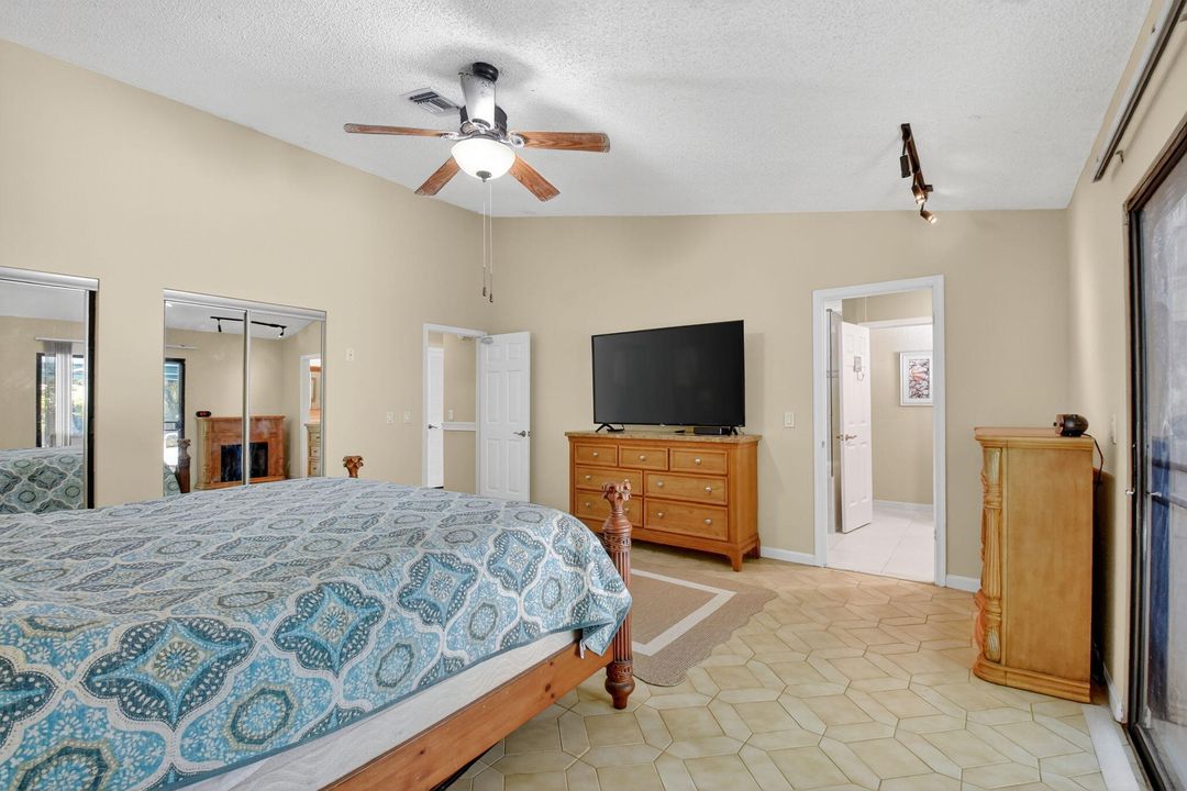 合同活跃: $550,000 (3 贝兹, 2 浴室, 2107 平方英尺)