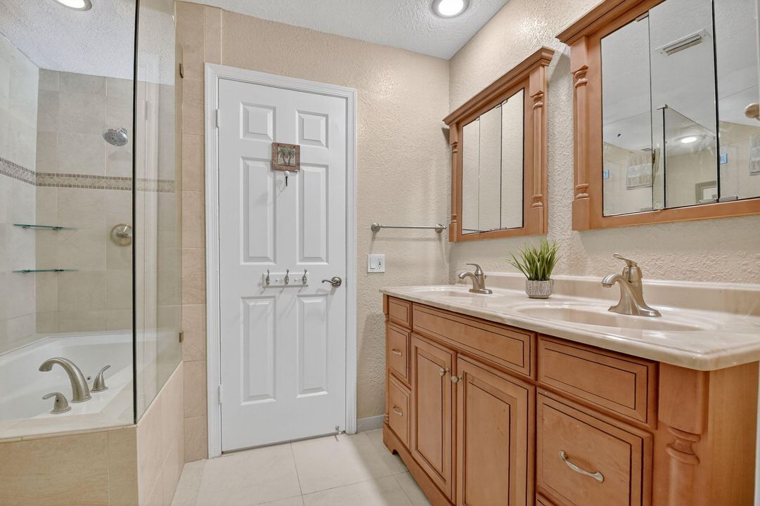 合同活跃: $550,000 (3 贝兹, 2 浴室, 2107 平方英尺)