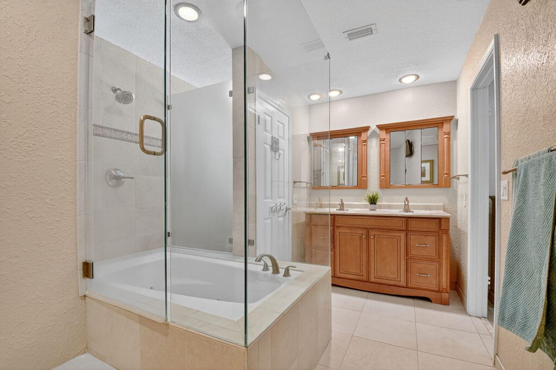 合同活跃: $550,000 (3 贝兹, 2 浴室, 2107 平方英尺)