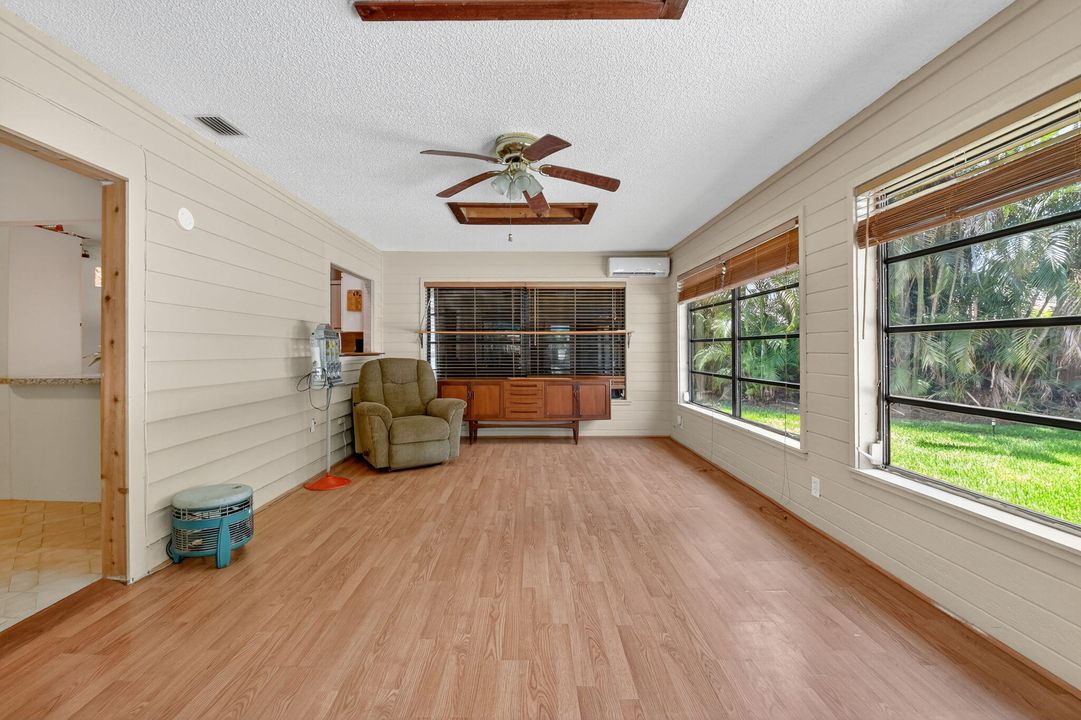 合同活跃: $550,000 (3 贝兹, 2 浴室, 2107 平方英尺)