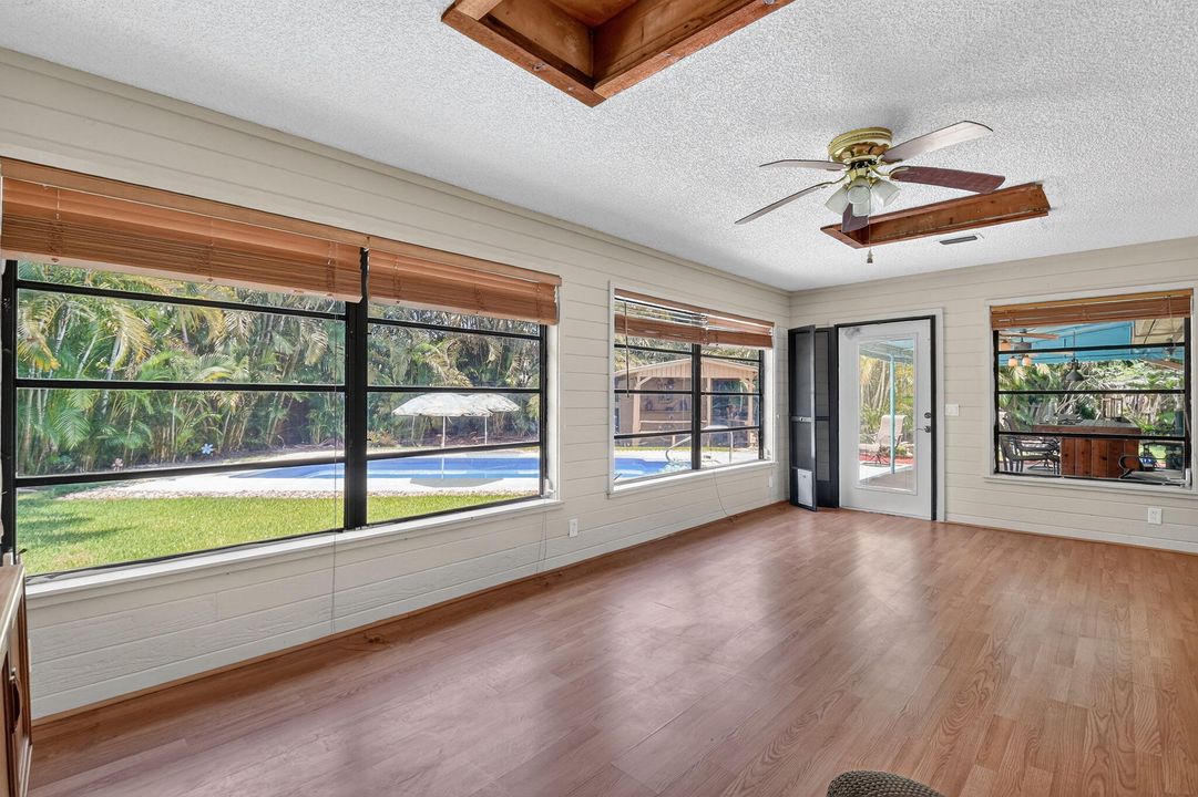 合同活跃: $550,000 (3 贝兹, 2 浴室, 2107 平方英尺)