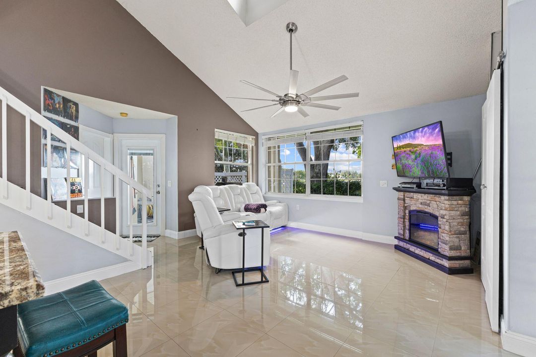 待售: $389,999 (3 贝兹, 2 浴室, 1282 平方英尺)