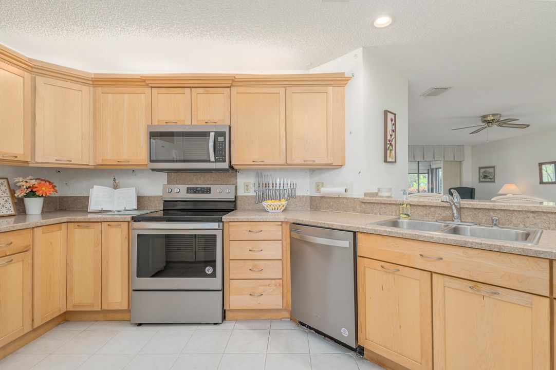 待售: $295,000 (3 贝兹, 2 浴室, 1570 平方英尺)