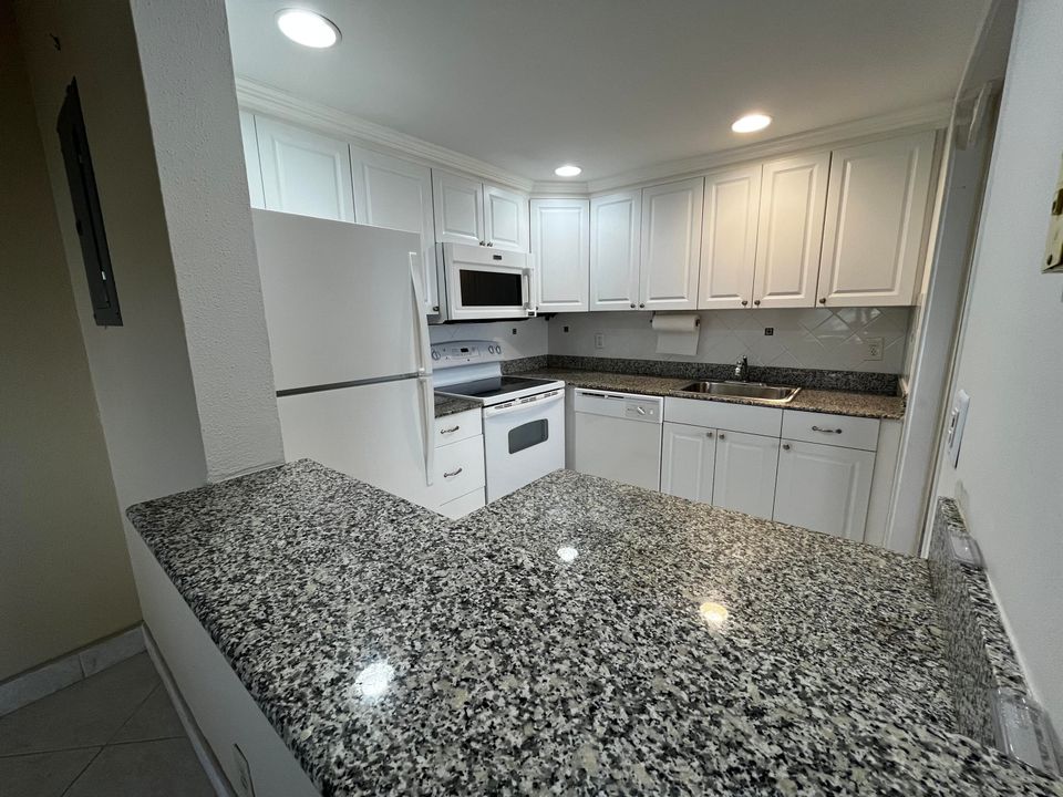 待售: $94,999 (1 贝兹, 1 浴室, 720 平方英尺)