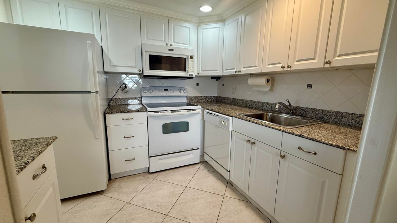 待售: $94,999 (1 贝兹, 1 浴室, 720 平方英尺)