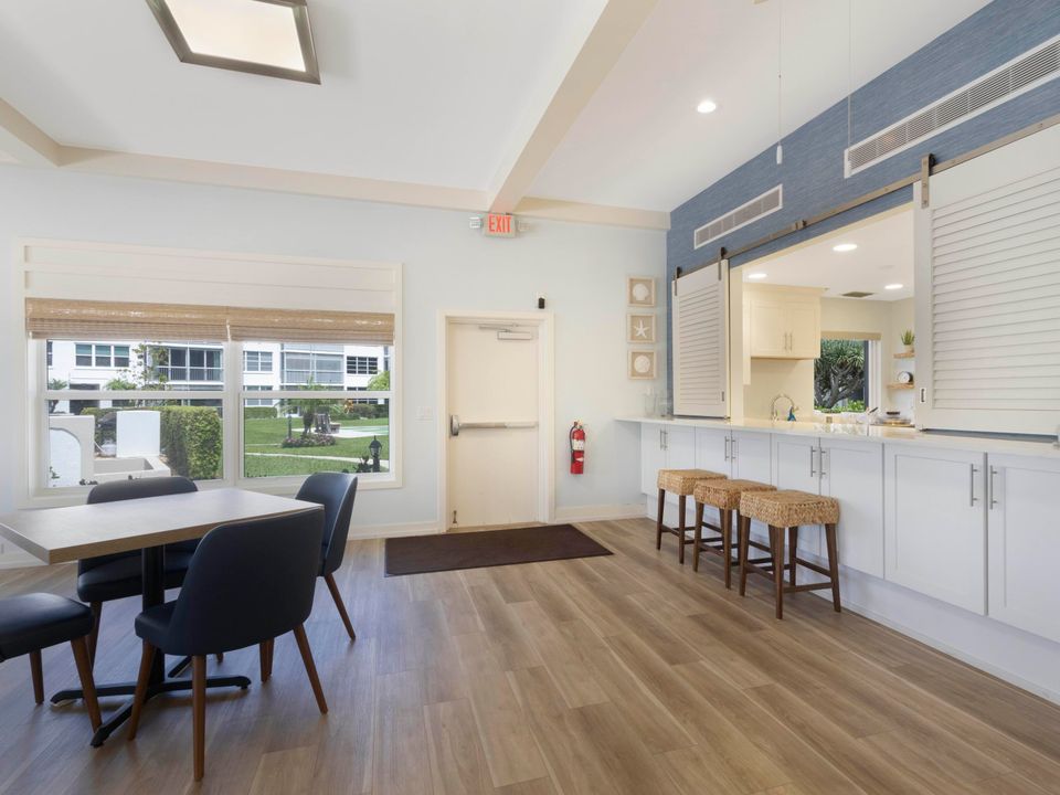 Под контрактом: $5,800 (2 спален, 2 ванн, 1200 Квадратных фут)