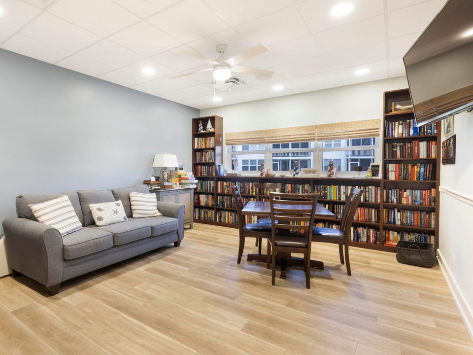 Под контрактом: $5,800 (2 спален, 2 ванн, 1200 Квадратных фут)