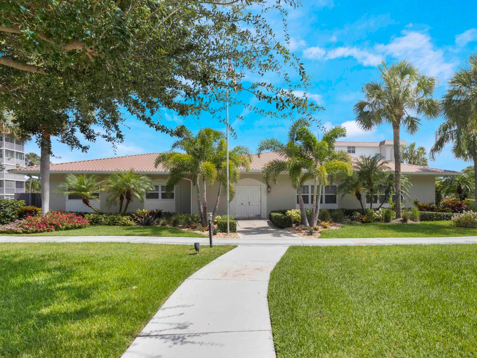 Под контрактом: $5,800 (2 спален, 2 ванн, 1200 Квадратных фут)