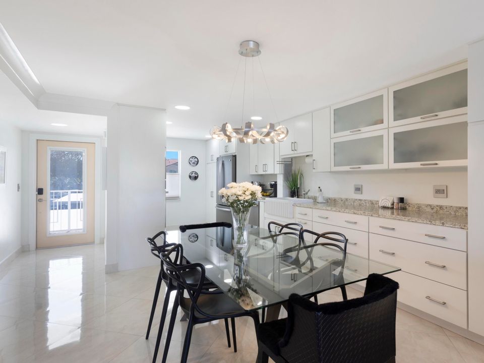 Под контрактом: $5,800 (2 спален, 2 ванн, 1200 Квадратных фут)