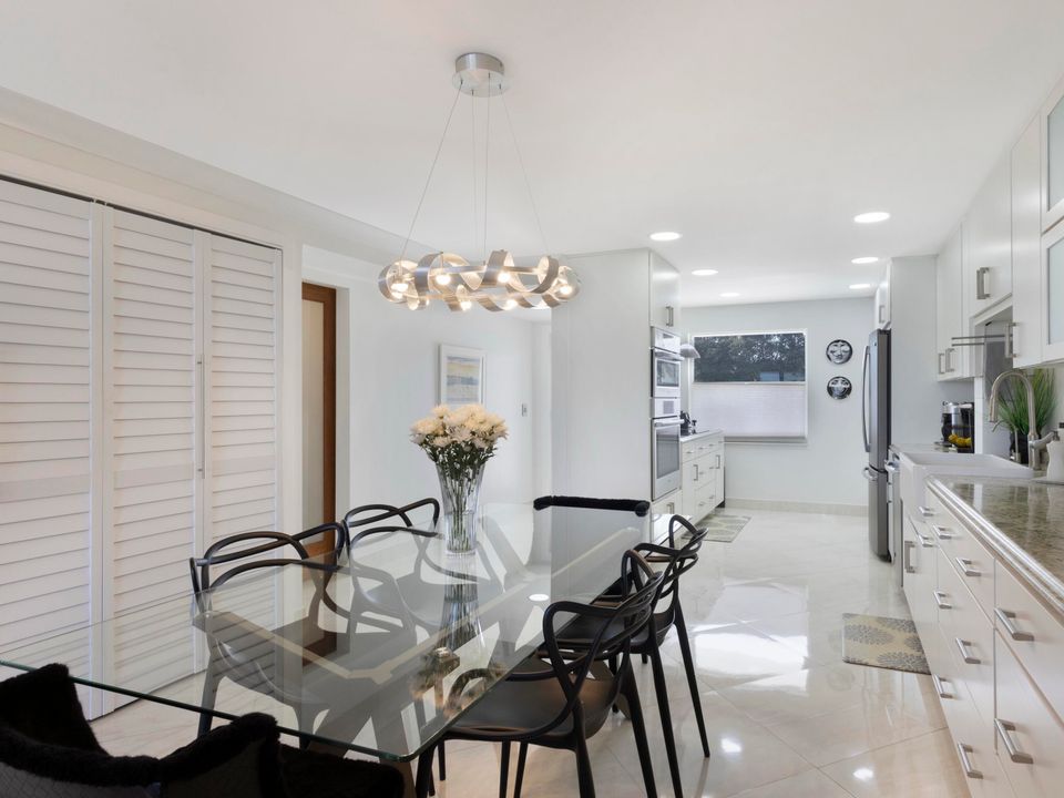 Под контрактом: $5,800 (2 спален, 2 ванн, 1200 Квадратных фут)