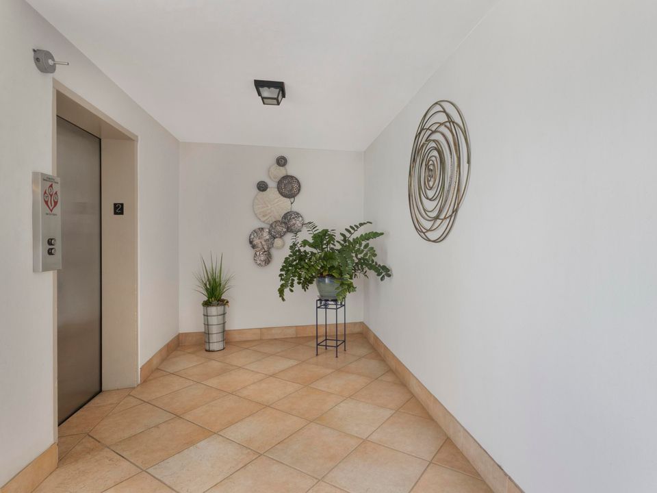 Под контрактом: $5,800 (2 спален, 2 ванн, 1200 Квадратных фут)