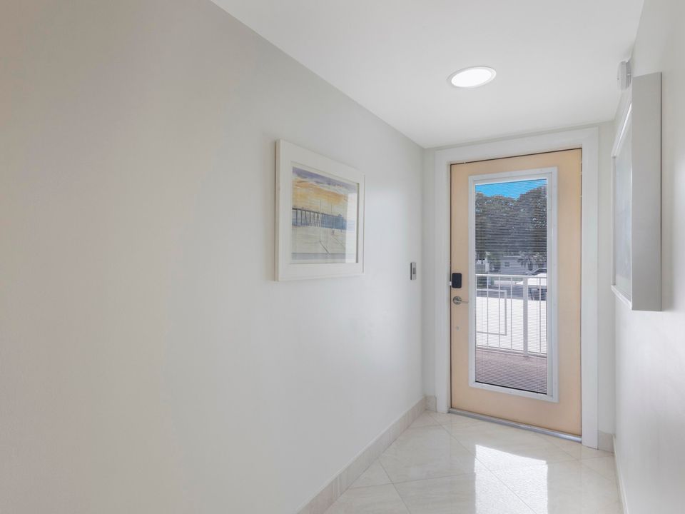 Под контрактом: $5,800 (2 спален, 2 ванн, 1200 Квадратных фут)