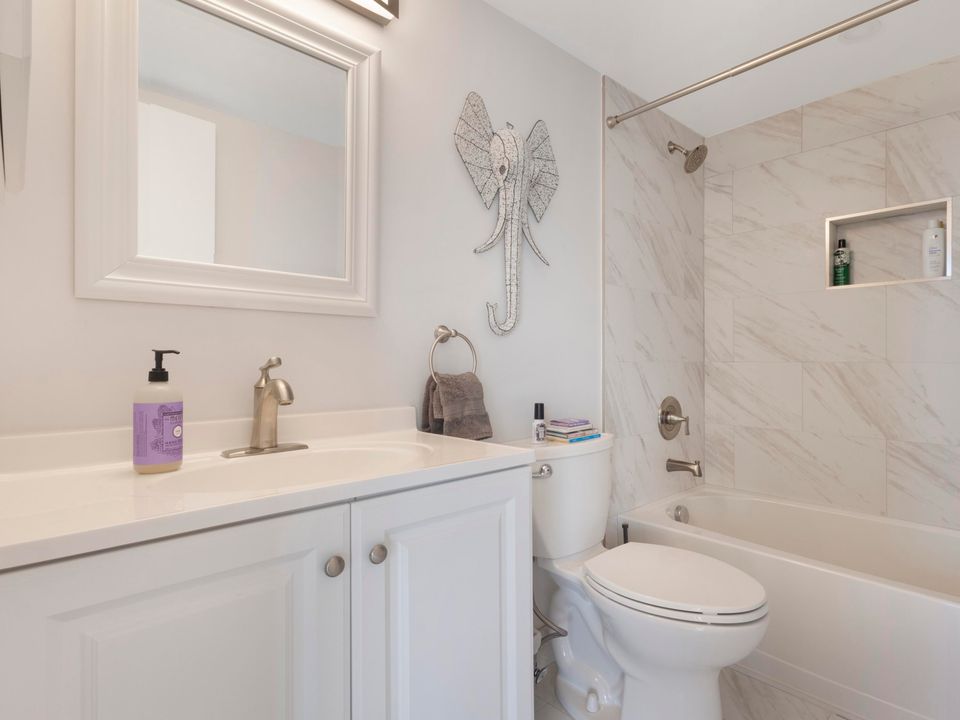 Под контрактом: $5,800 (2 спален, 2 ванн, 1200 Квадратных фут)