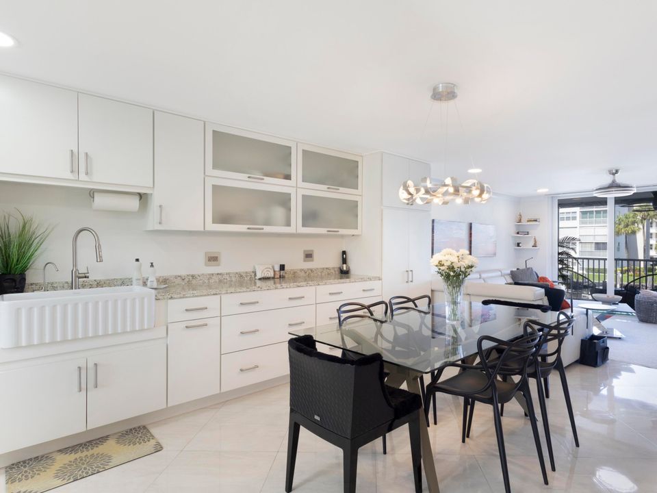 Под контрактом: $5,800 (2 спален, 2 ванн, 1200 Квадратных фут)