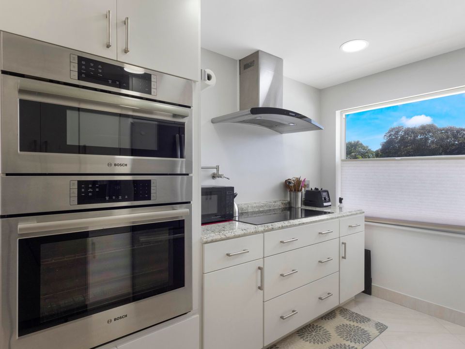 Под контрактом: $5,800 (2 спален, 2 ванн, 1200 Квадратных фут)