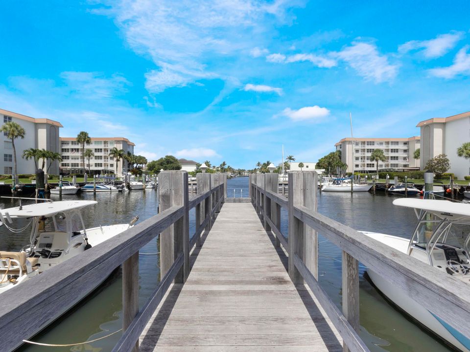 Под контрактом: $5,800 (2 спален, 2 ванн, 1200 Квадратных фут)