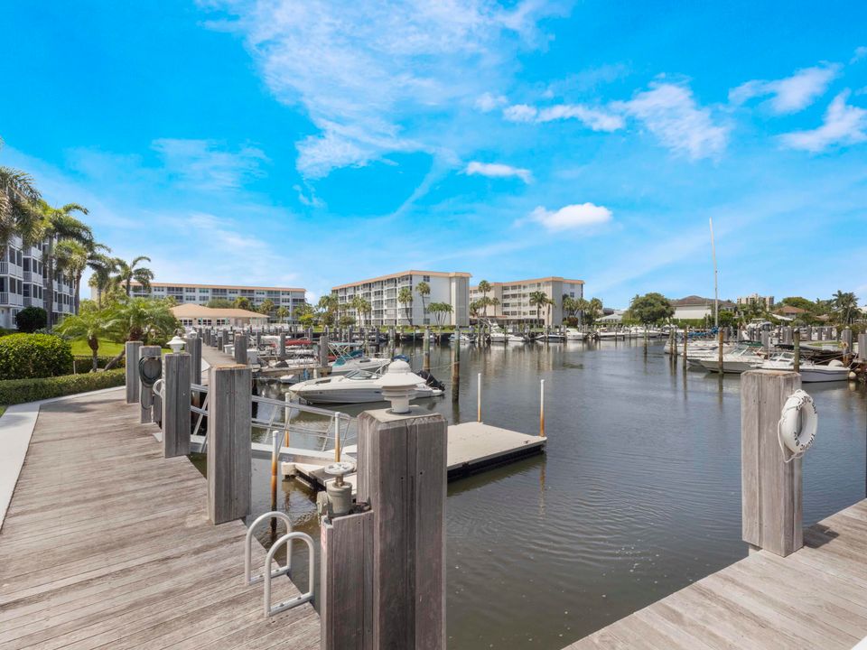 Под контрактом: $5,800 (2 спален, 2 ванн, 1200 Квадратных фут)