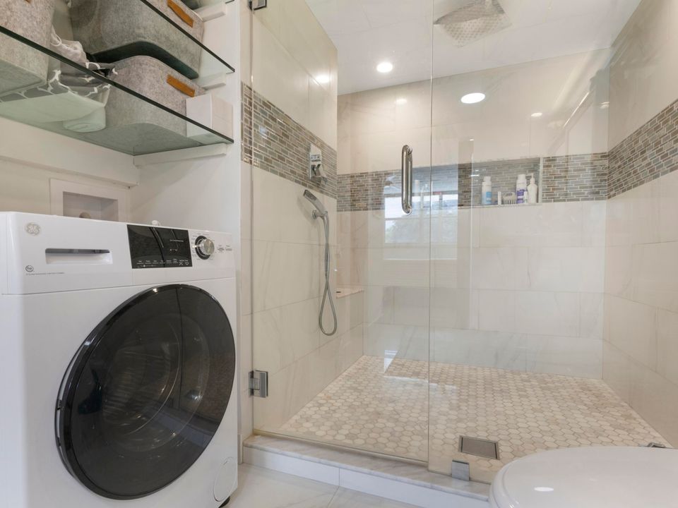 Под контрактом: $5,800 (2 спален, 2 ванн, 1200 Квадратных фут)