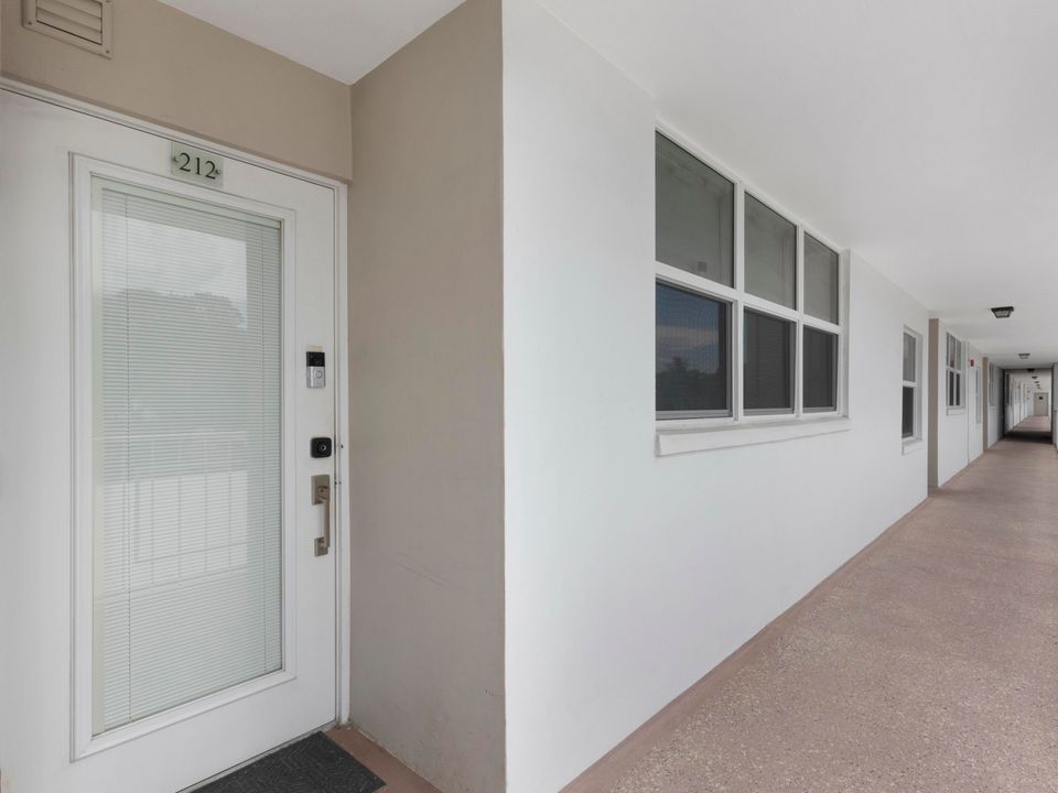 Под контрактом: $5,800 (2 спален, 2 ванн, 1200 Квадратных фут)