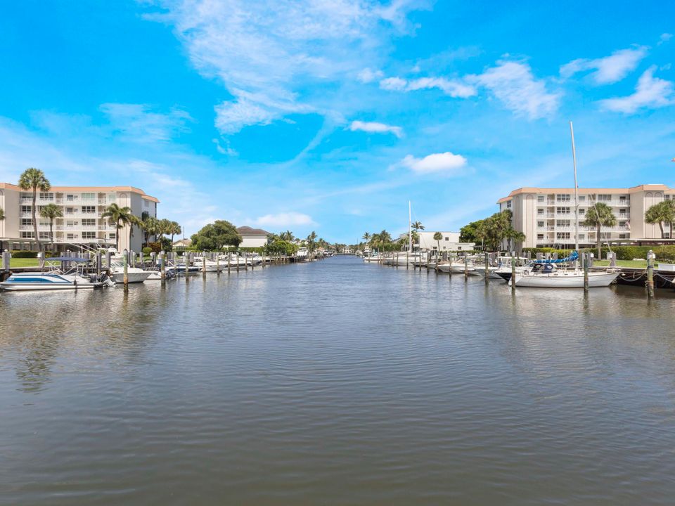 Под контрактом: $5,800 (2 спален, 2 ванн, 1200 Квадратных фут)