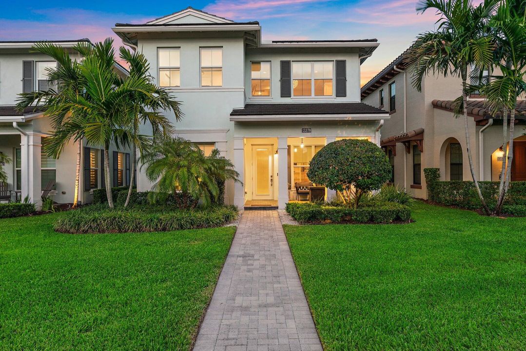 En Venta: $1,599,900 (3 camas, 3 baños, 2890 Pies cuadrados)