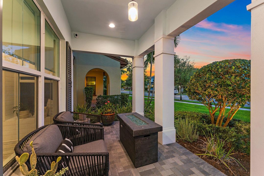 En Venta: $1,599,900 (3 camas, 3 baños, 2890 Pies cuadrados)