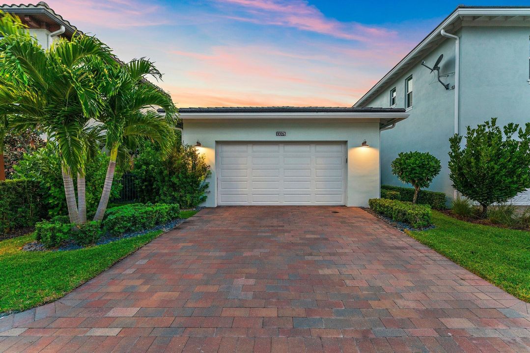 En Venta: $1,599,900 (3 camas, 3 baños, 2890 Pies cuadrados)