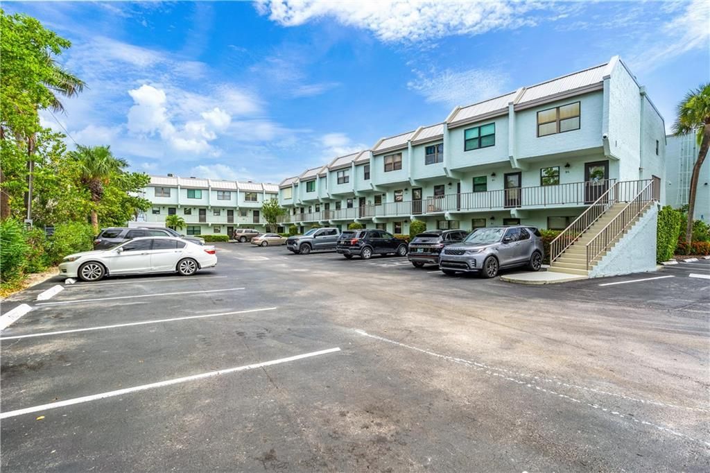 Recently Sold: $319,000 (2 beds, 1 baths, 1079 Square Feet)